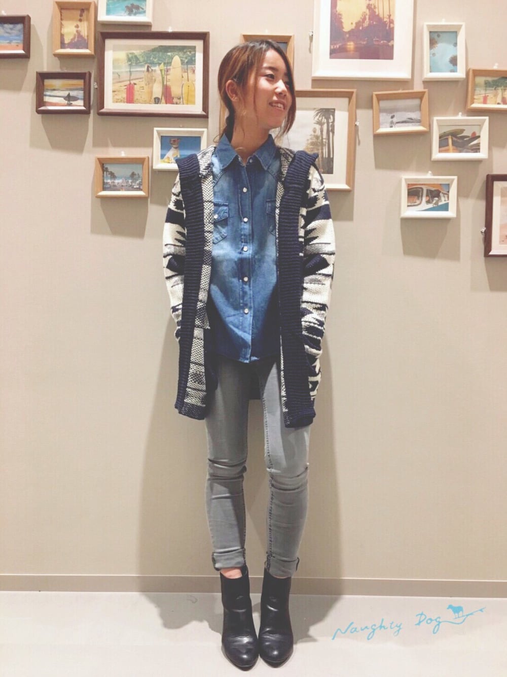 ブルー系のシャツ/ブラウス、ブルー系のカーディガン/ボレロ、グレー系のデニムパンツを着用したレディースの冬コーディネートの1枚目の写真