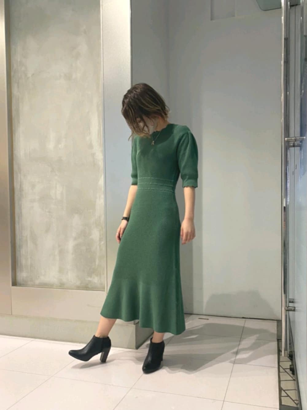 「ニットワンピース、タイトワンピース、マーメイドスカート、ブーツ、スカラップ、グリーン、渋谷、湘南、春夏コーデ、フリーズマート(FREE'S MART)」｜「FREE'S MARTの◆スカラポイントマーメイドニットワンピース（ワンピース、グリーン系）」を使った、yukaさん（レディース・160cm）の春コーディネートの1枚目の写真
