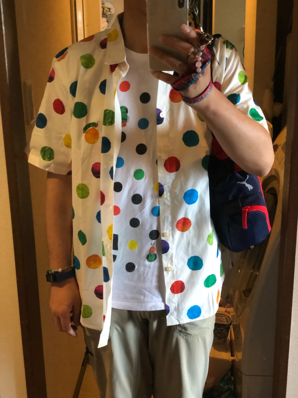 ホワイト系のTシャツ/カットソー、ホワイト系のシャツ/ブラウス、ブルー系のボディバッグ/ウエストポーチを着用したメンズの春コーディネートの1枚目の写真