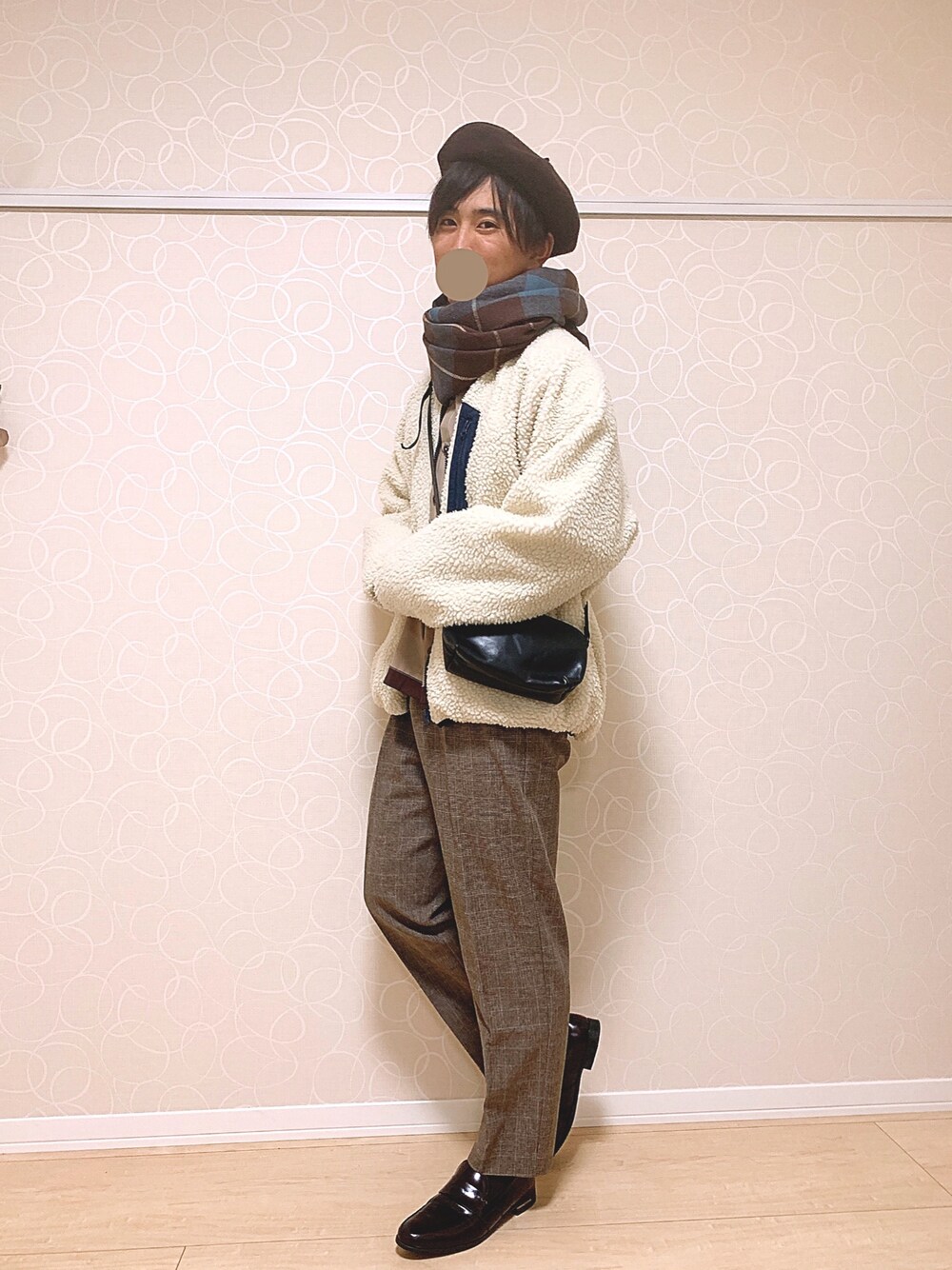 「ゆるコーデ、ベージュ、古着、サコッシュ、ボア、ベレー帽、チェックパンツ、ローファー、デート、またねジョージ」｜「UNIQLOのアイテム（ハンチング/ベレー帽、ブラウン系）」を使った、hayateさん（メンズ・170cm）の秋コーディネートの1枚目の写真