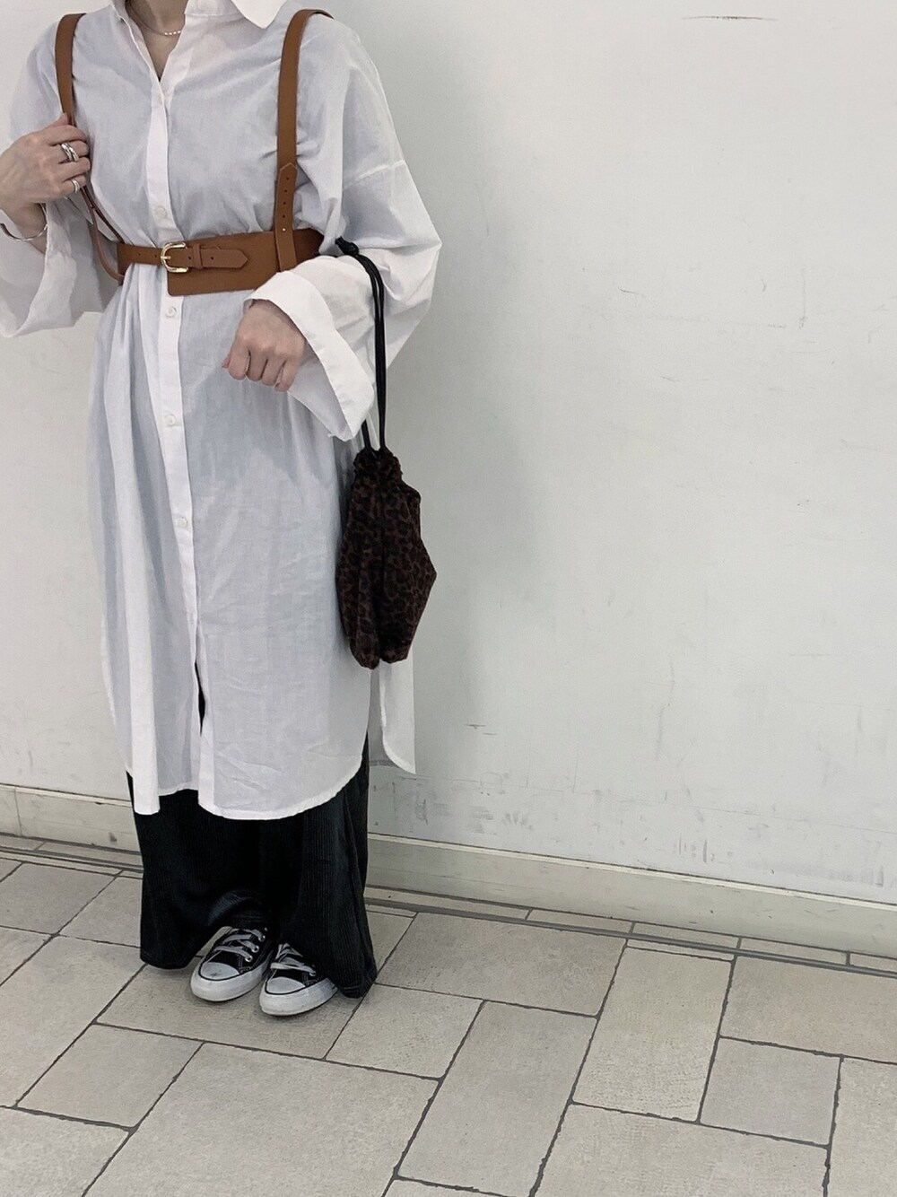 「オトナカジュアル、ハーネス、ハーネスベルト、シャツワンピ、巾着バッグ、リブパンツ、ベロアパンツ、冬コーデ、秋コーデ」｜「SNIDELのアイテム（ファッション雑貨、ブラウン系）」を使った、きっくさん（レディース・153cm）の秋コーディネートの1枚目の写真