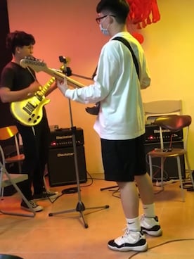 「UNIQLO（ユニクロ）のアイテム（Tシャツ/カットソー、ホワイト系）」を使った、Yu Shan Shenさん（メンズ・173cm）の春コーディネート