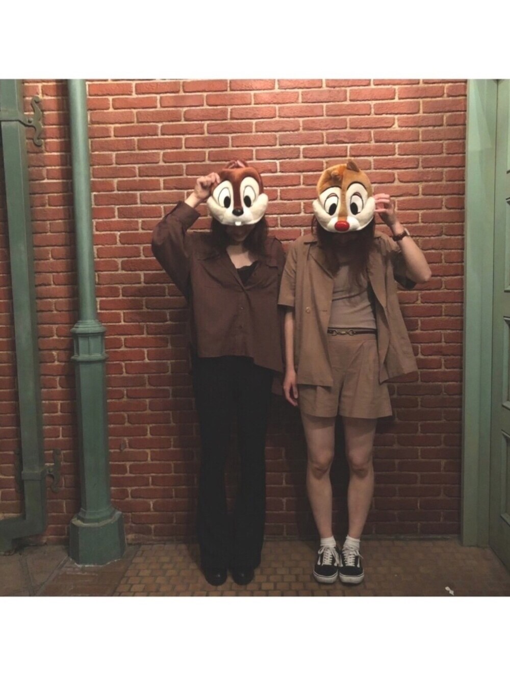「TDL、ディズニーランド、シミラールック、ブラウンコーデ、チップとデール、RiLi STORE、Kastane、LOWRYS FARM、VANS、ディズニーコーデ」｜「Kastaneのワッフルパイピングタンクトップ（タンクトップ、ブラウン系）」を使った、miyabiさん（レディース・168cm）の秋コーディネートの1枚目の写真