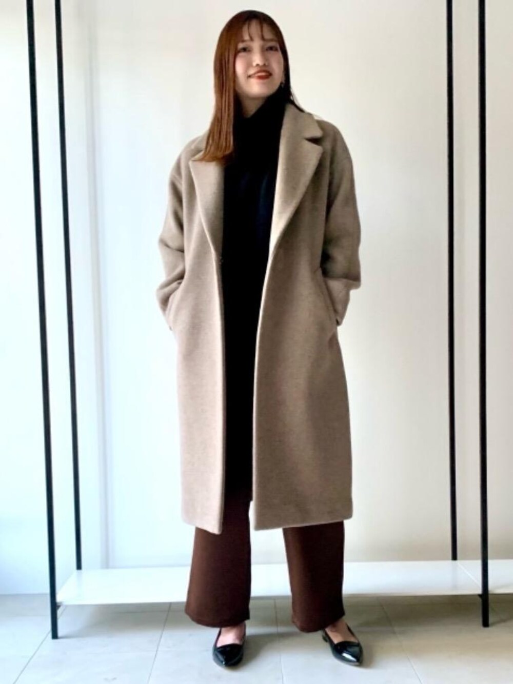 「大人カジュアル、casual、RELAX、秋のおすすめブラウンカラーコーデ、一押しのアウタースタイル」｜「green label relaxingのD ポインテッド キリカエモカ フラット15 パンプス（パンプス、ブラック系）」を使った、上田（ueda）さん（レディース・165cm）の冬コーディネートの1枚目の写真