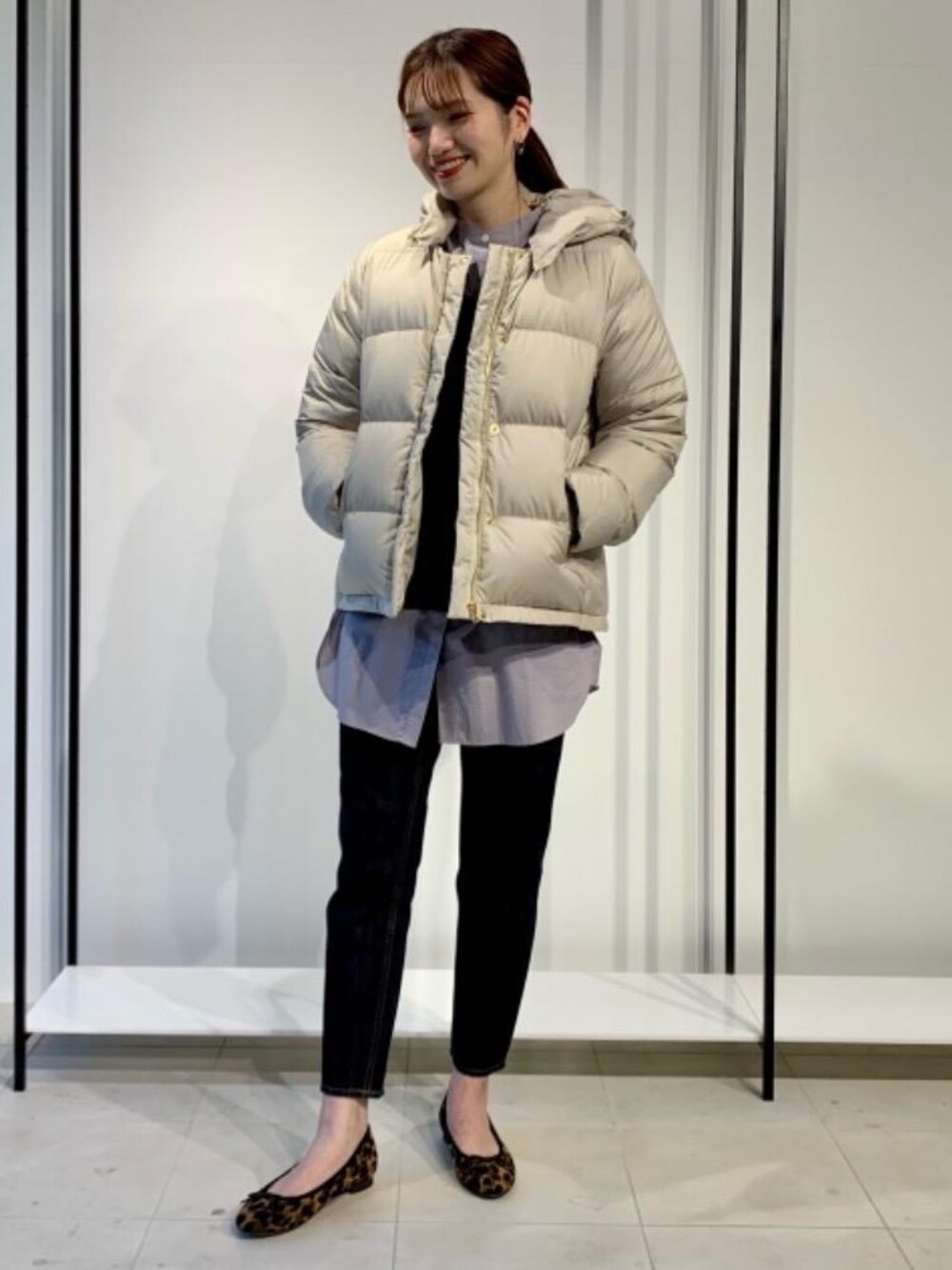 「大人カジュアル、casual、RELAX、くすみカラー、WHITE! WHITE! WHITE!、秋におすすめシャツ＆ブラウス スタイル、一押しのアウタースタイル」｜「green label relaxingの◆SC SIGNATURE デニム パンツ（デニムパンツ、ブルー系）」を使った、上田（ueda）さん（レディース・165cm）の冬コーディネートの1枚目の写真