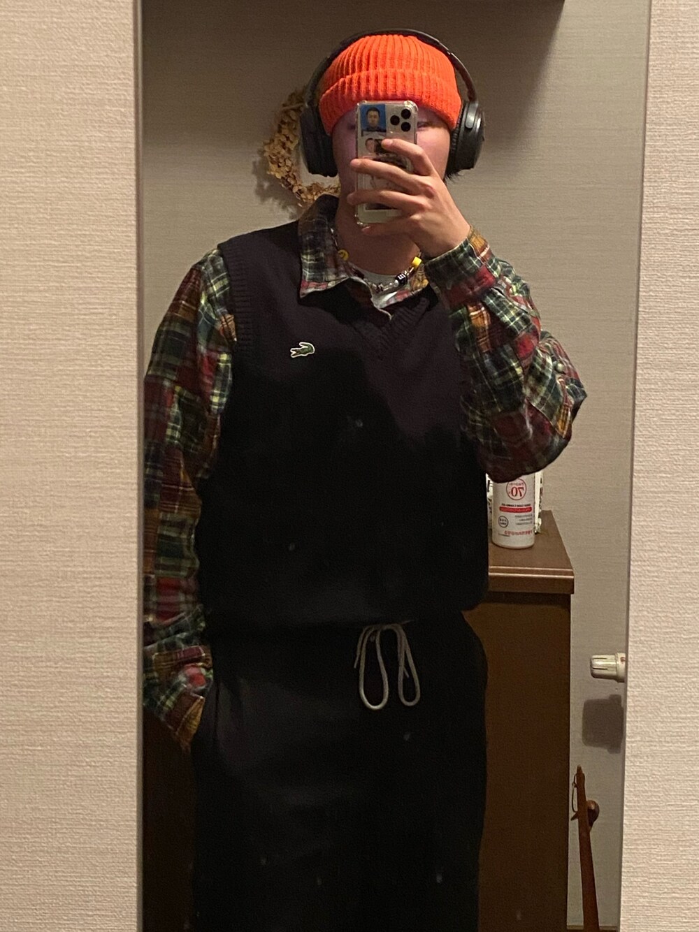 「シンプル」｜「LACOSTEのアイテム（ベスト、ブラック系）」を使った、テツオさん（メンズ・177cm）の春コーディネートの1枚目の写真