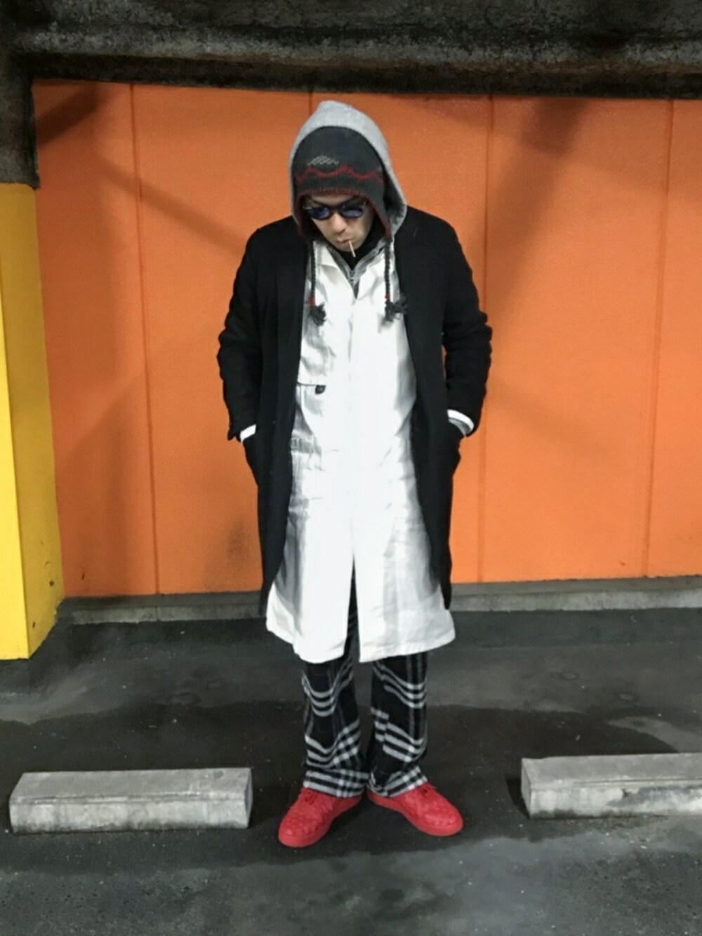 「ワークコート、コート、レイヤードスタイル、アウターONアウター、ロングコート、チェックパンツ、ワイドパンツ、lv8、AF1、エアフォースワン」｜「Supreme のアイテム（サングラス、ブラック系）」を使った、にいるさん（メンズ・178cm）の冬コーディネートの1枚目の写真