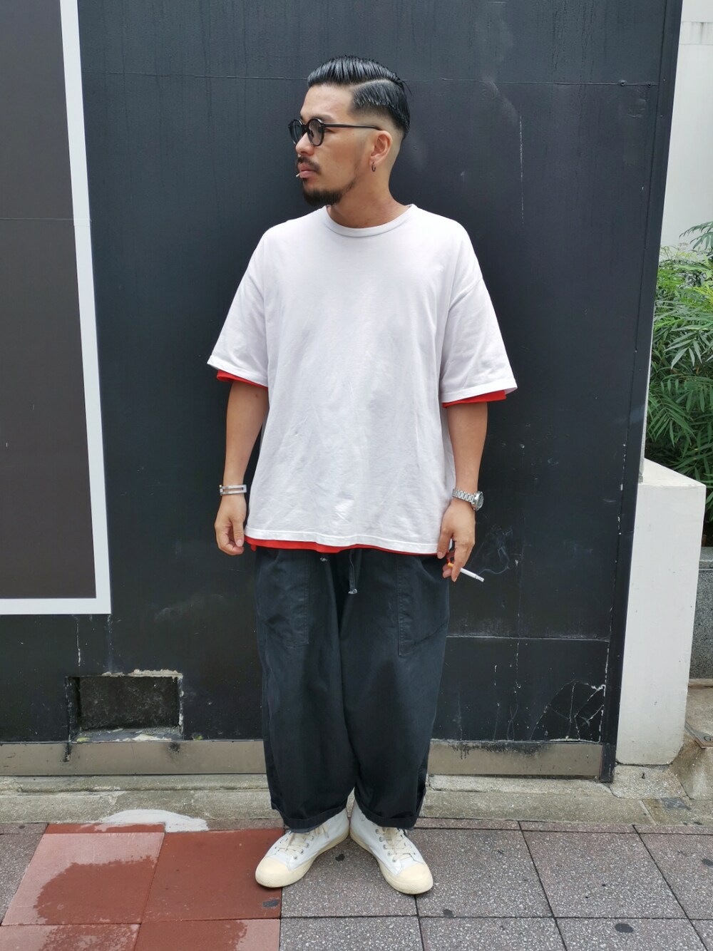 ホワイト系のTシャツ/カットソー、ブラック系のパンツ、ホワイト系のスニーカーを着用したメンズの夏コーディネートの1枚目の写真