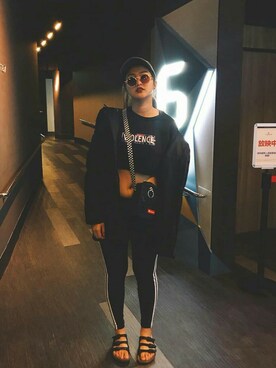 「自由品牌のアイテム（Tシャツ/カットソー、ブラック系）」を使った、胡璟芸さん（レディース）の冬コーディネート