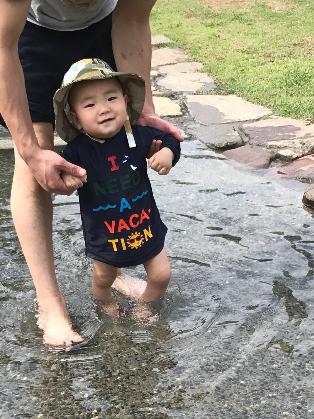 その他のハット、ブラック系のラッシュガードを着用したキッズの夏コーディネートの1枚目の写真