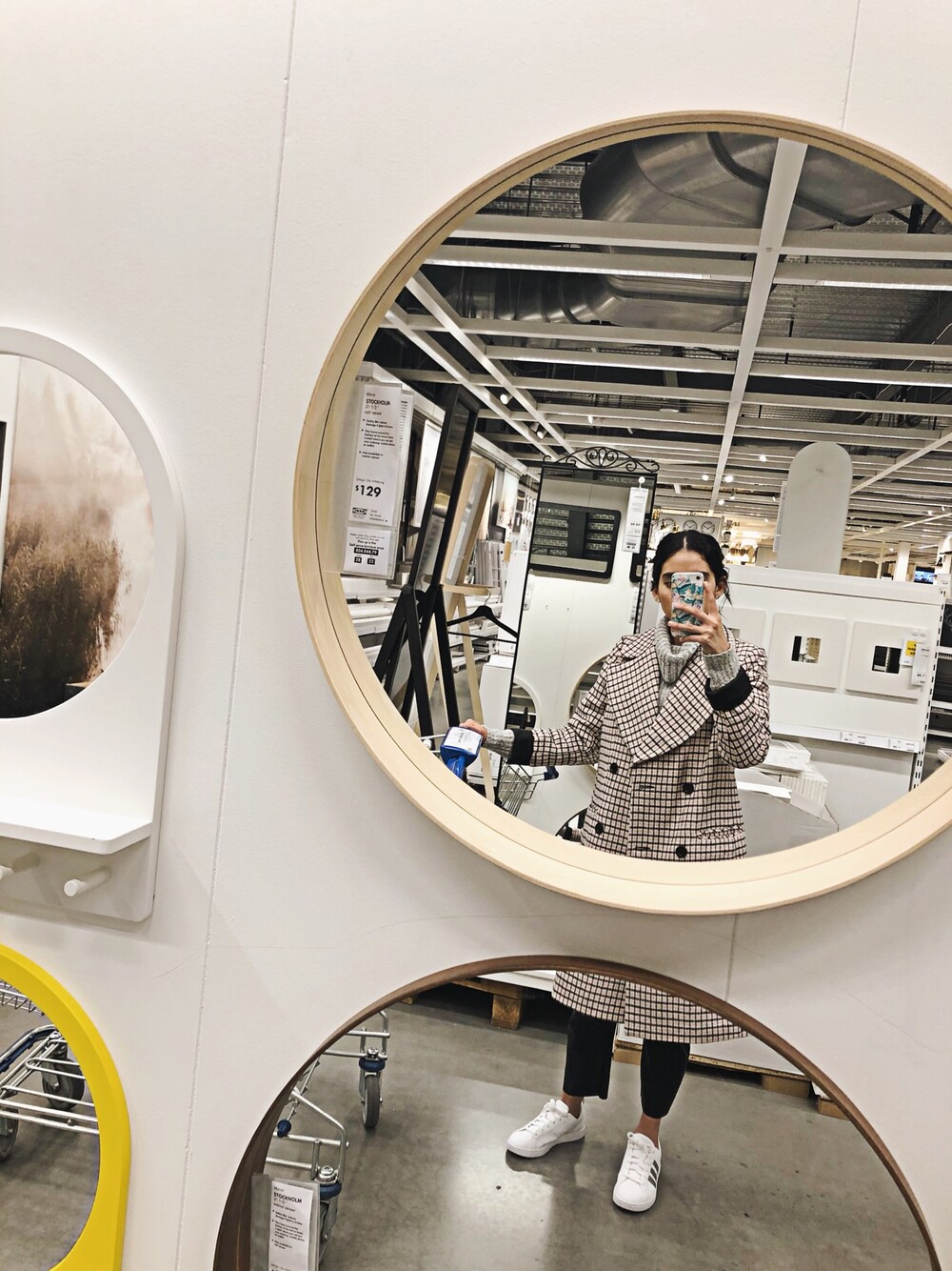 「streetstyle、IKEA」｜「FOREVER 21のアイテム（モッズコート、ピンク系）」を使った、Artsy Fashionista さん（レディース・160cm）の冬コーディネートの1枚目の写真