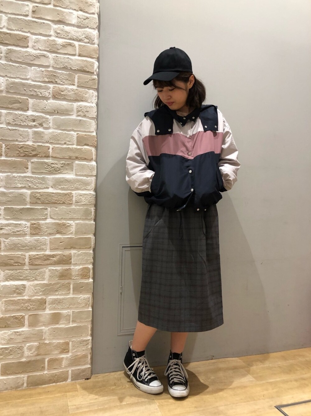 「earth music&ecology、アースミュージック＆エコロジー、ootd、ナイロンジャケット、グレンチェック、タイトスカート、converse、オールスター」｜「earth music&ecologyのid カラーブロックナイロンブルゾン（ナイロンジャケット、ピンク系）」を使った、ササさん（レディース・164cm）の夏コーディネートの1枚目の写真
