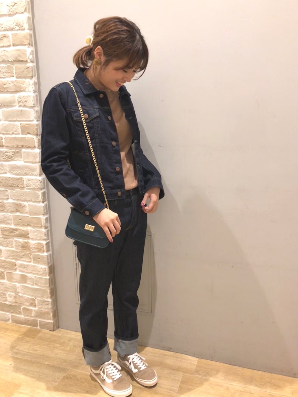 「earth music&ecology、アースミュージック＆エコロジー、デニムオンデニム、秋のブラウンスタイル、Livis、デニム、VANS、カジュアルコーデ、大人カジュアル、秋色」｜「earth music&ecologyのチェーンショルダー ●（ショルダーバッグ、ブルー系）」を使った、ササさん（レディース・164cm）の秋コーディネートの1枚目の写真