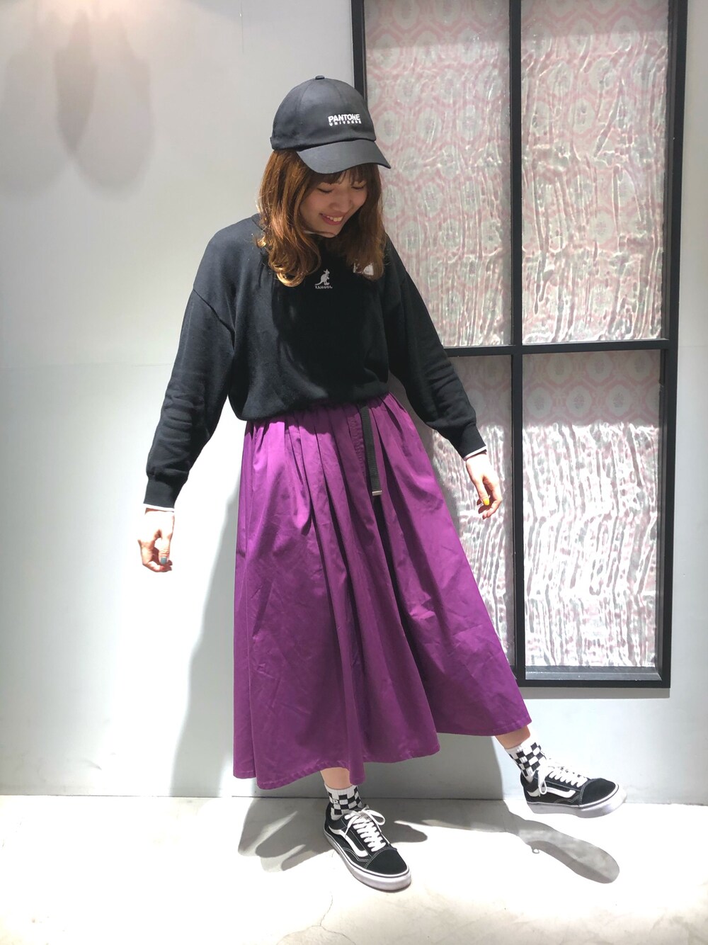 「春コーデ、おしゃれさんと繋がりたい、ラフ、カジュアル、スポーツミックス、シンプル、カジュアルコーデ、ボーイッシュ、今日のコーデ、earth music&ecology」｜「PANTONEのPANTONE×earthキャップ（キャップ、ブラック系）」を使った、ササさん（レディース・164cm）の春コーディネートの1枚目の写真