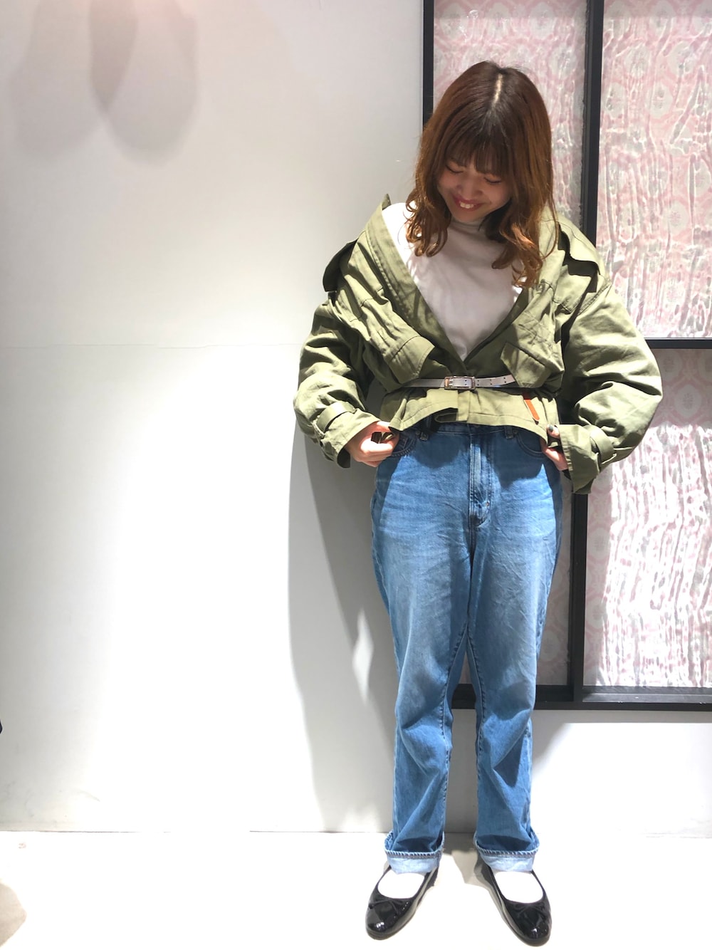 「春、パンツスタイル、カジュアルコーデ、プチプラ、大人コーデ、おしゃれさんと繋がりたい、春アウター、デニム、ウエストマーク、ミリタリージャケット」｜「earth music&ecologyのすきな丈ふわそでBIG T(ショート)（Tシャツ/カットソー、ホワイト系）」を使った、ササさん（レディース・164cm）の春コーディネートの1枚目の写真