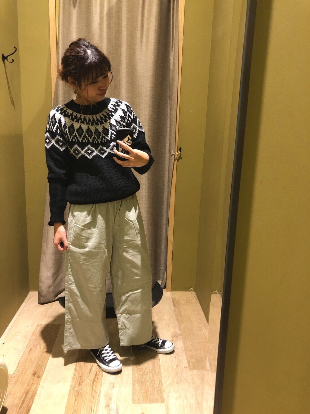 「秋コーデ、大人カジュアル、ノルディック柄、お洒落さんとつながりたい、今日のコーデ、パンツスタイル、プチプラコーデ、シンプル、ニット、コンバース」｜「earth music&ecologyの・ノルディックニットプルオーバー（ニット/セーター、ブラック系）」を使った、ササさん（レディース・164cm）の秋コーディネートの1枚目の写真