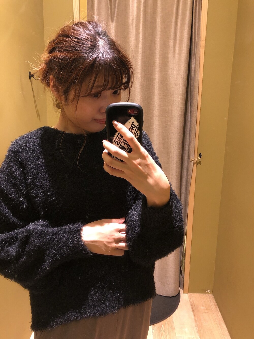 「大人カジュアル、シンプルコーデ、きれいめカジュアル、冬コーデ、ootd、ニット、プチプラ、ビッグシルエット、フェザー、ざっくりニット」｜「earth music&ecologyのフェザーニットクルーネックプルオーバー（ニット/セーター、ブラック系）」を使った、ササさん（レディース・164cm）の秋コーディネートの1枚目の写真