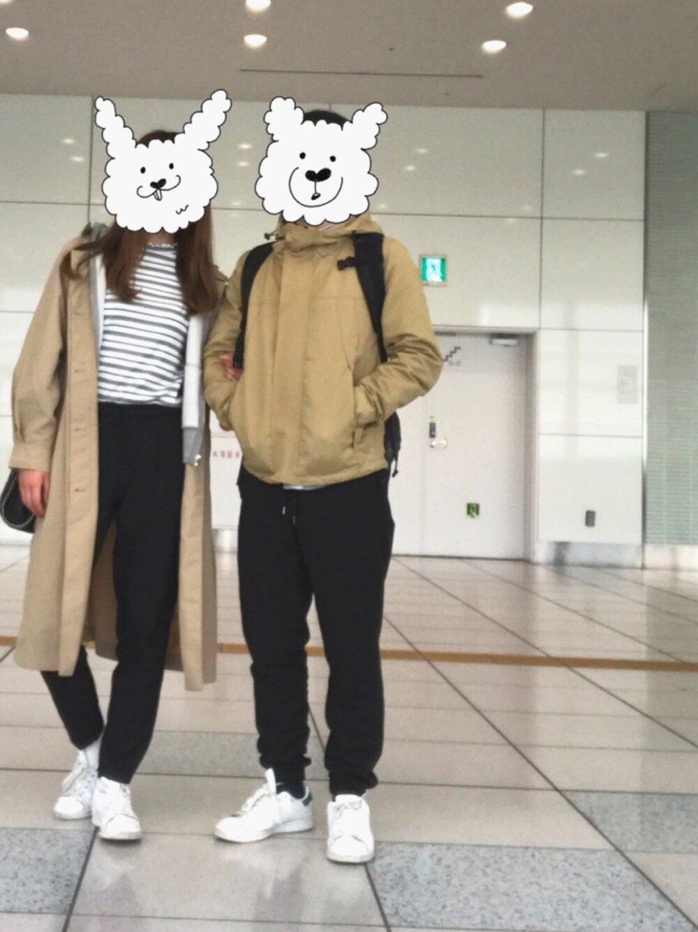 「春コーデ、マウンテンパーカー、ジョガーパンツ、ベージュ、リンクコーデ、スニーカー、GU、リュック、ペアルック、おそろいコーデ」｜「Rocky Monroeのタスラン加工マウンテンパーカー（マウンテンパーカー、ベージュ系）」を使った、まるさん（メンズ・168cm）の春コーディネートの1枚目の写真