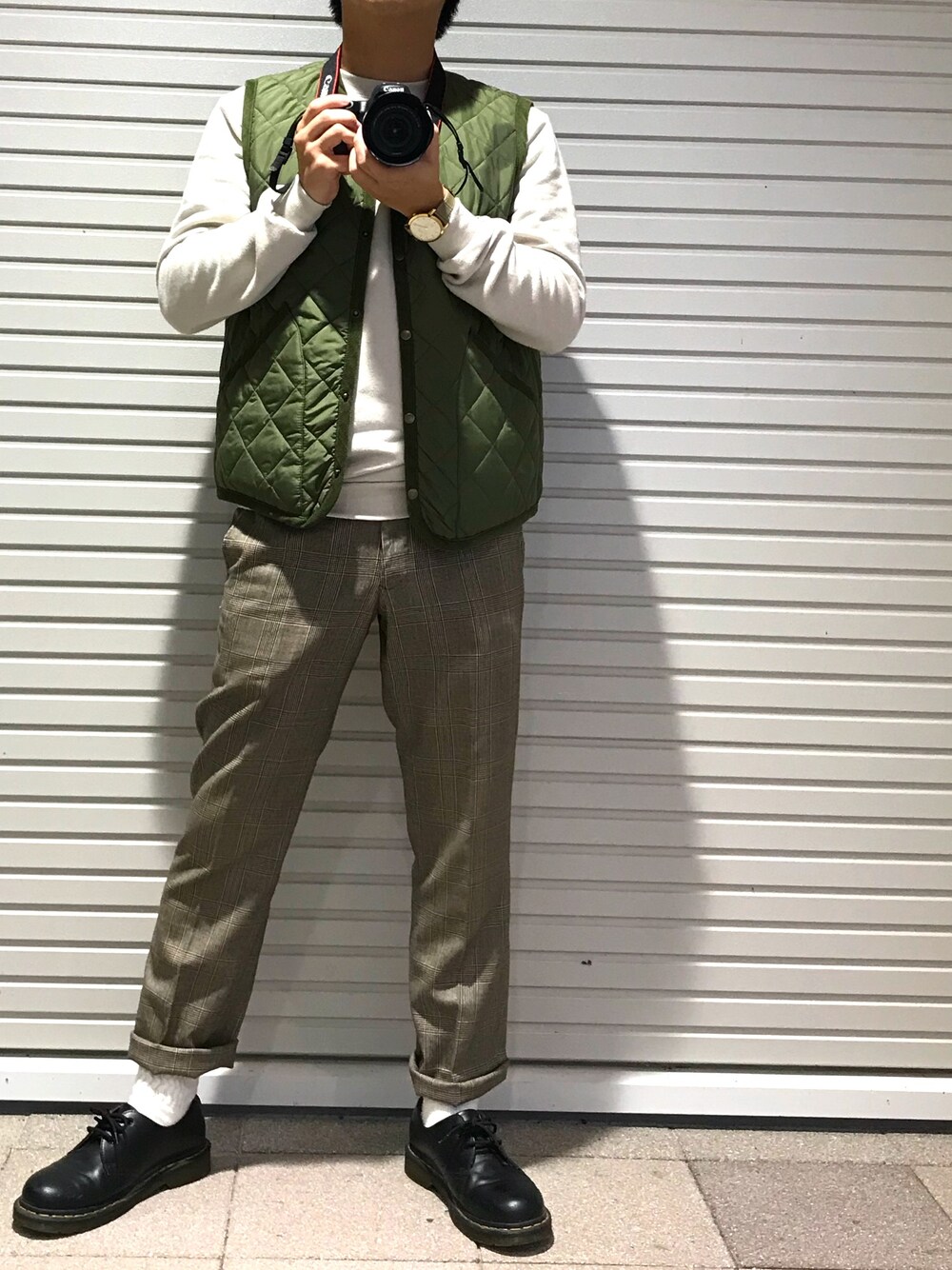 「秋コーデ、UNIQLO、チェック、ベスト、ドクターマーチン、スウェット、チェックパンツ、カーキ、ベージュ、プチプラ」｜「usedのアイテム（ダウンベスト、グリーン系）」を使った、まるさん（メンズ・168cm）の秋コーディネートの1枚目の写真