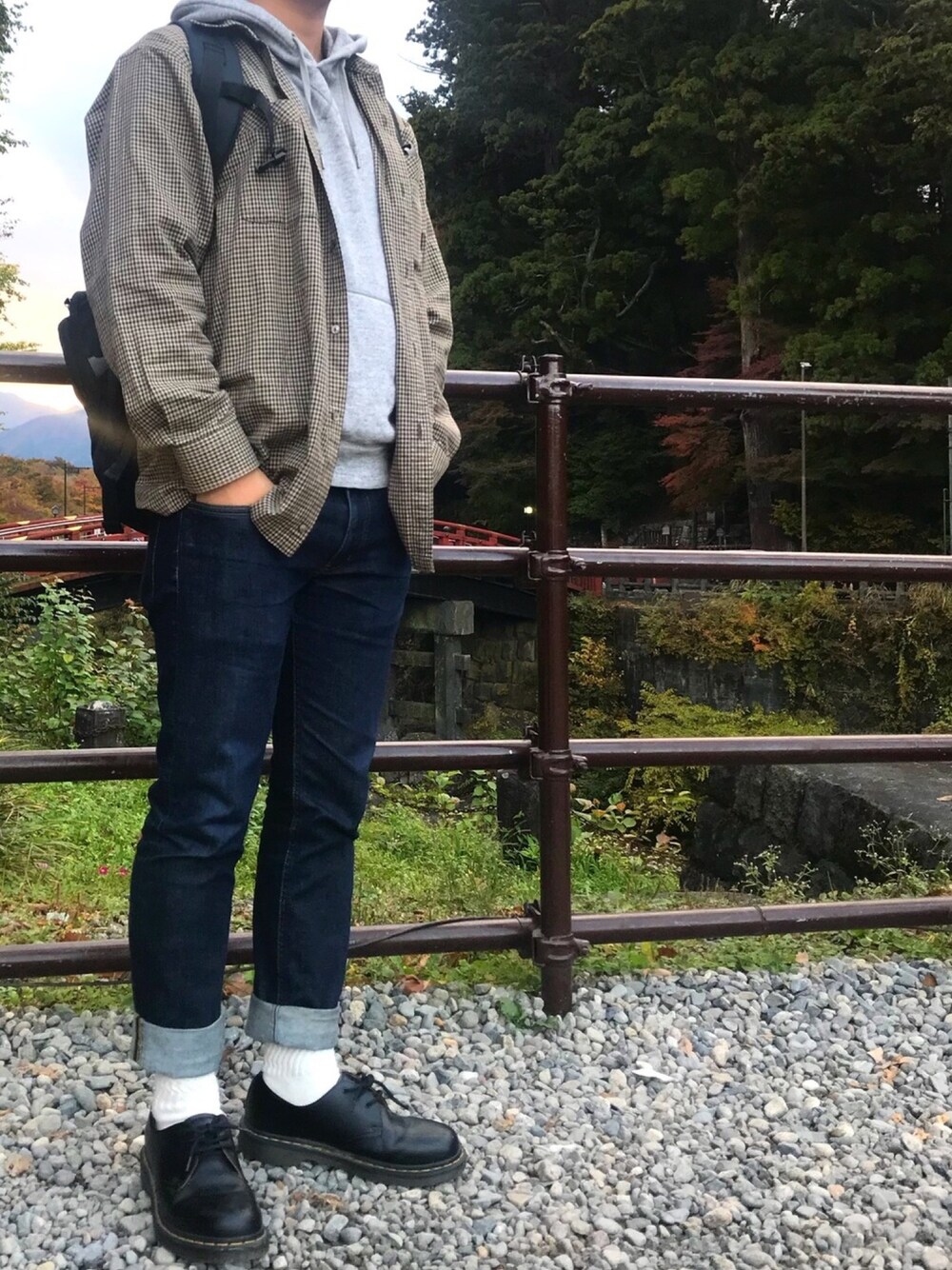 「秋コーデ、カジュアルコーデ、休日スタイル、ビッグシルエット、UNIQLO、Dr.Martens、古着コーデ、デニム、プチプラ、チェックシャツ」｜「usedのアイテム（シャツ/ブラウス、ベージュ系）」を使った、まるさん（メンズ・168cm）の秋コーディネートの1枚目の写真