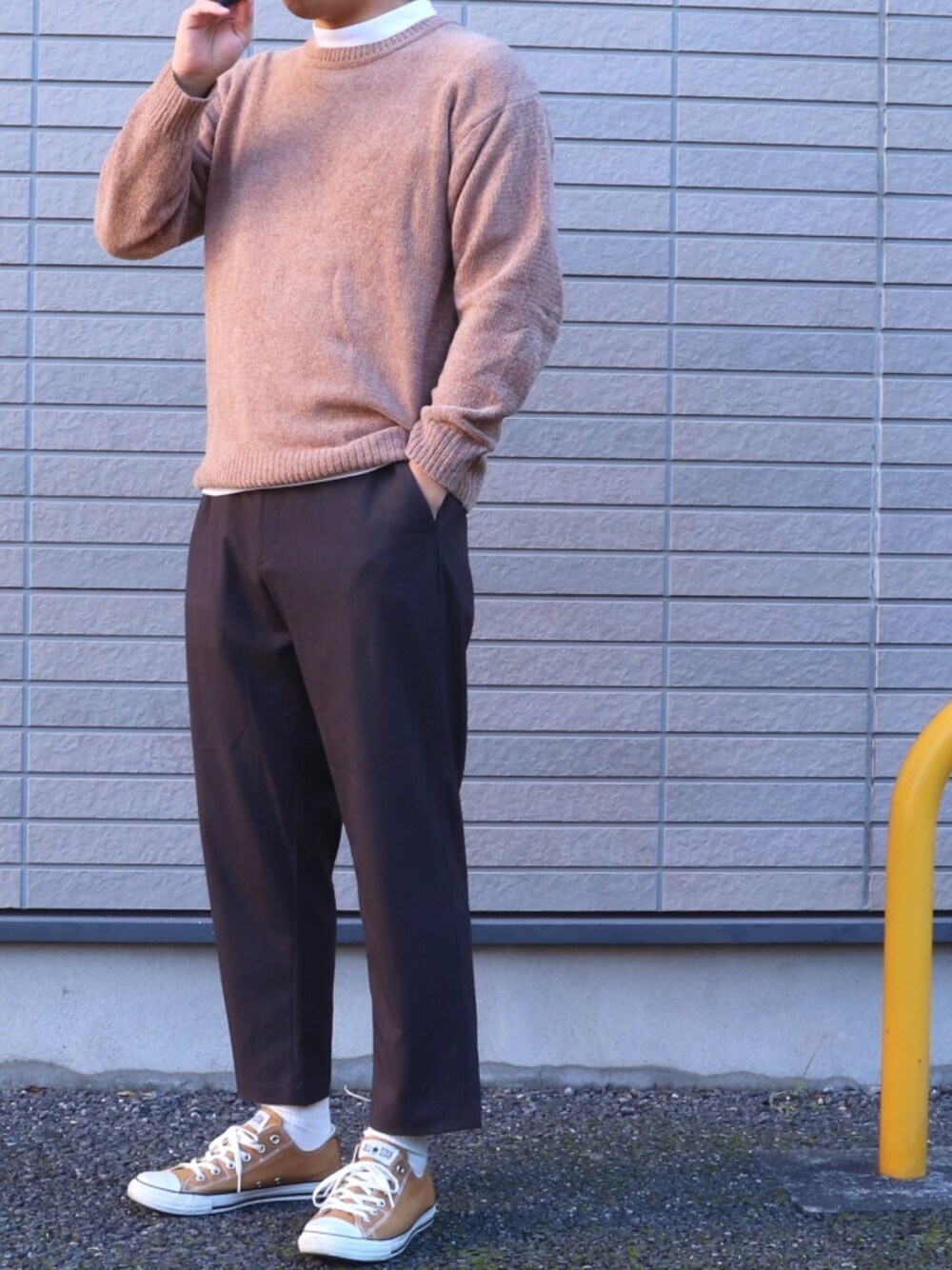 「シンプル、秋冬コーデ、UNIQLO、GU、ワントーンコーデ、ブラウン、コンバース、ニット、ベージュ、プチプラ」｜「RAGEBLUEのAGATAニットクルー/807516（ニット/セーター、ブラウン系）」を使った、まるさん（メンズ・168cm）の秋コーディネートの1枚目の写真