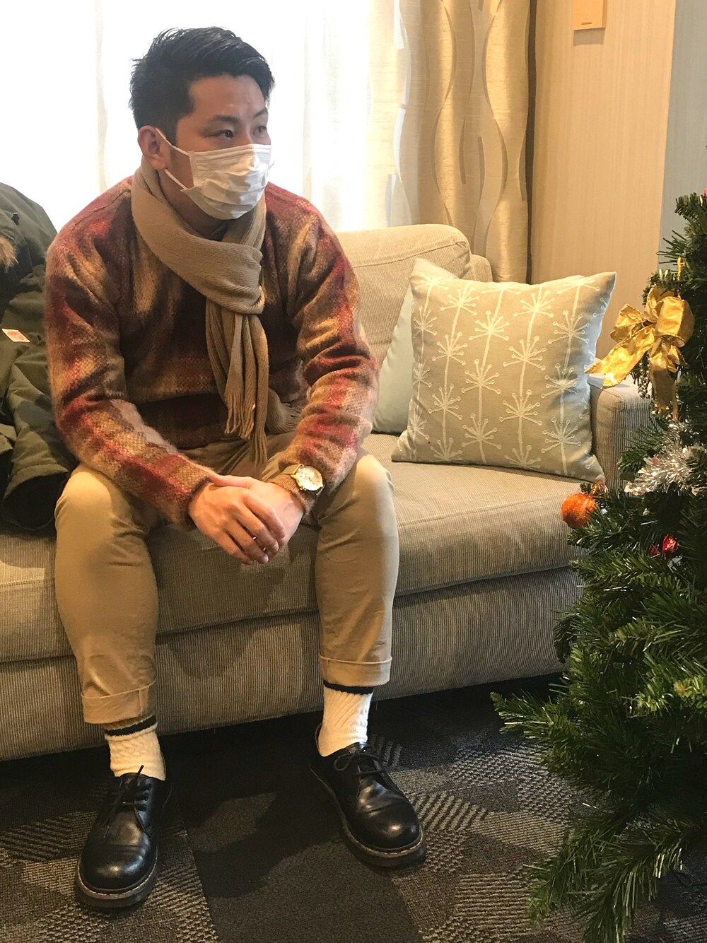 「冬コーデ、ニット、チェック、休日スタイル、カジュアルコーデ、ロールアップ、クリスマス、大人カジュアル、Dr.Martens、シンプル」｜「PENDLETONのPENDLETON/ペンドルトン 別注チェックニット（ニット/セーター、ベージュ系）」を使った、まるさん（メンズ・168cm）の冬コーディネートの1枚目の写真
