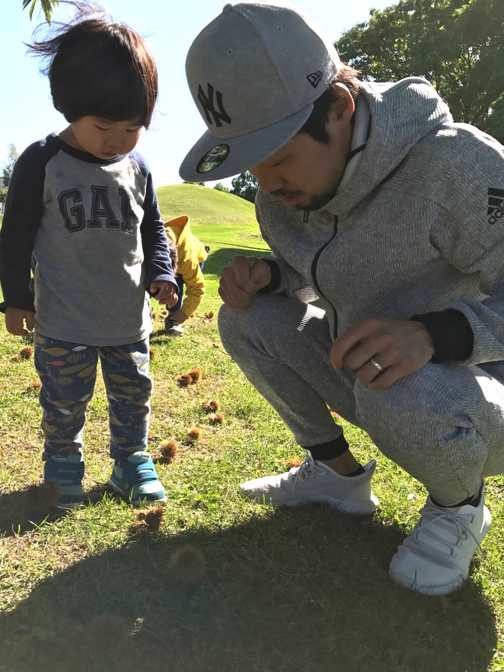 「公園、秋コーデ、栗拾い、グレーコーデ、息子たちと」｜「adidasのアイテム（ジャージ、グレー系）」を使った、SHOKO.Kさん（メンズ・178cm）の秋コーディネートの1枚目の写真