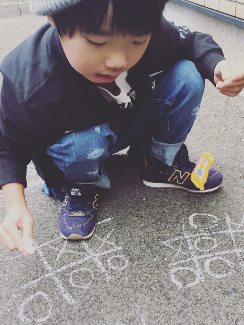 「チョーク、落書き、秋コーデ、デニム」｜「UNIQLOのBOYS イージースリムフィットパンツ（ダメージデニム）（デニムパンツ、ブルー系）」を使った、SHOKO.Kさん（キッズ・120cm）の秋コーディネートの1枚目の写真
