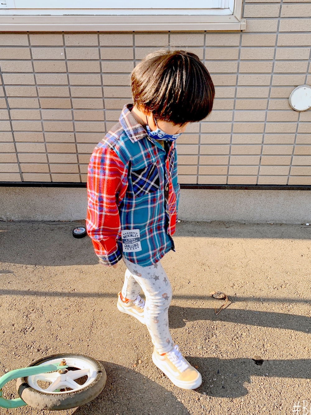「VANS、三兄弟」｜「VANSのVANS ヴァンズ V36CJ　OLD SKOOL(14-22) BEIGE（スニーカー、ベージュ系）」を使った、SHOKO.Kさん（メンズ・110cm）の春コーディネートの1枚目の写真