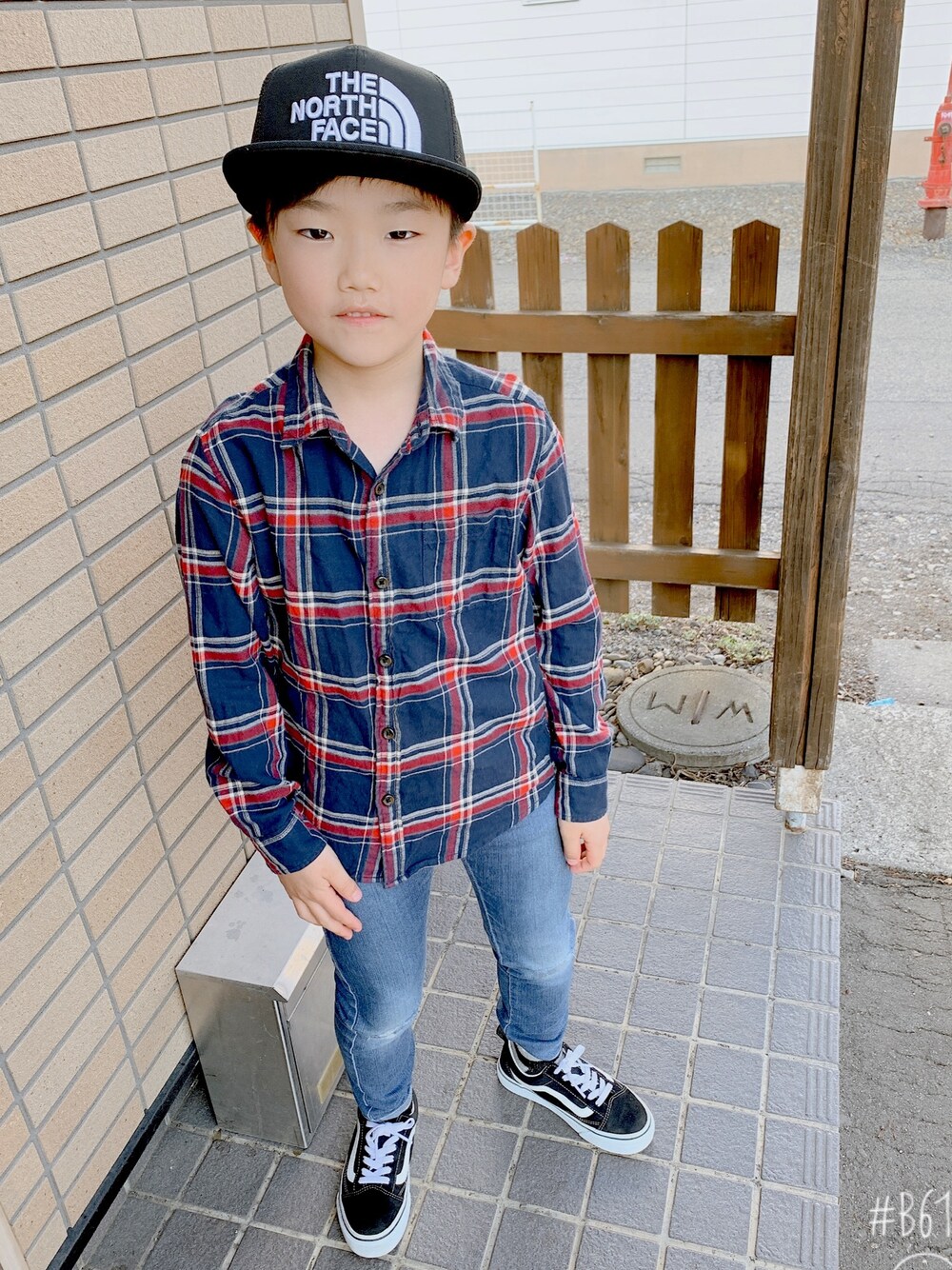 「VANS、三兄弟コーデ」｜「UNIQLOのアイテム（デニムパンツ、ブルー系）」を使った、SHOKO.Kさん（メンズ・122cm）の春コーディネートの1枚目の写真