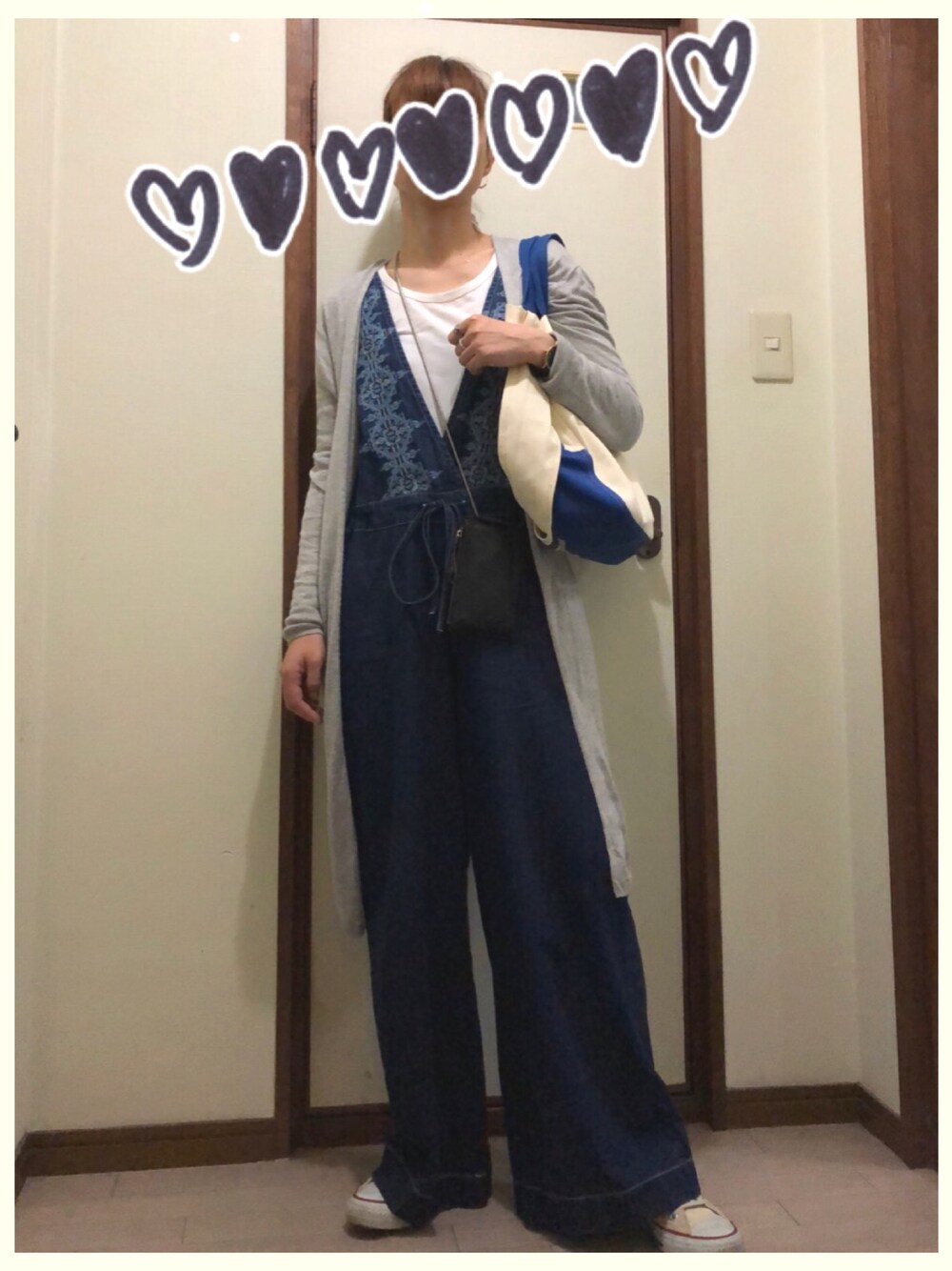 ホワイト系のスニーカー、ブルー系のサロペット/オーバーオール、グレー系のカーディガン/ボレロを着用したレディースの春コーディネートの1枚目の写真