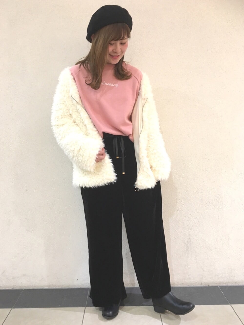 「ベロアパンツ、アズノゥアズピンキー、AS KNOW AS PINKY、ワイドパンツ、モコモコアウター、冬コーデ、カジュアル、ピンク」｜「ASZAKKAのラクチン♪ＢＳサイドゴア【靴】（ブーツ、ブラック系）」を使った、Rioさん（レディース・157cm）の冬コーディネートの1枚目の写真