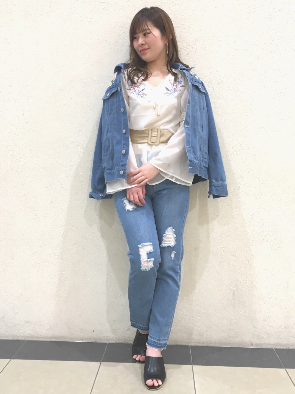 「デニム、はるコーデ、刺繍、デニムオンデニム、ボーイフレンドデニム、アズノゥアズピンキー、AS KNOW AS PINKY」｜「ASZAKKAの大人に♪シンプルミュール【靴】（サンダル、ブラック系）」を使った、Rioさん（レディース・157cm）の冬コーディネートの1枚目の写真