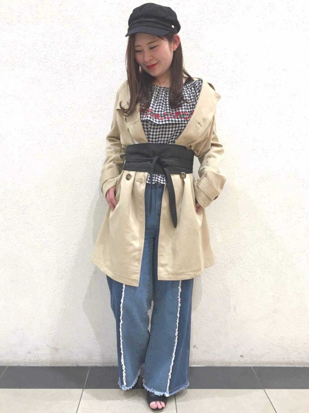 「はるコーデ、ギンガムチェック、ブラウス、ワイドパンツ、トレンチコート、サッシュベルト、オフショル、アズノゥアズピンキー、AS KNOW AS PINKY」｜「AS KNOW AS PINKYのアイテム（デニムパンツ、ブルー系）」を使った、Rioさん（レディース・157cm）の春コーディネートの1枚目の写真