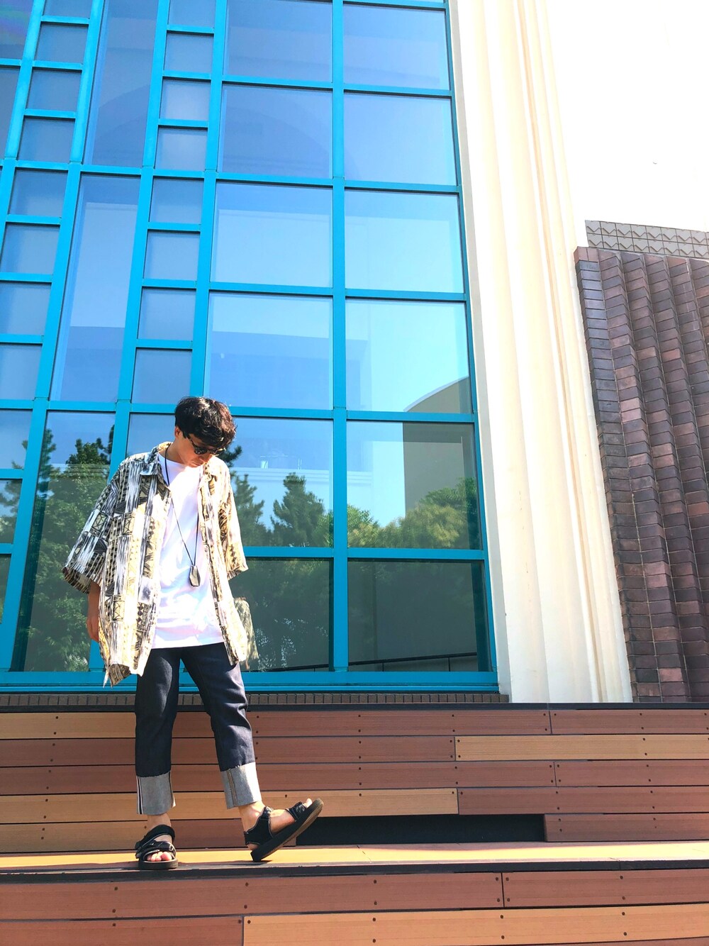 「夏コーデ、オーバーサイズ、セルビッチデニム、UNIQLO、切りっぱなしデニム、夏セールで買いました、サンダル、ロールアップ」｜「KANEKO OPTICALのBY by KANEKO OPTICAL John SGLS/アイウェア MADE IN JAPAN（サングラス、ブラウン系）」を使った、tamusonさん（メンズ・171cm）の夏コーディネートの1枚目の写真