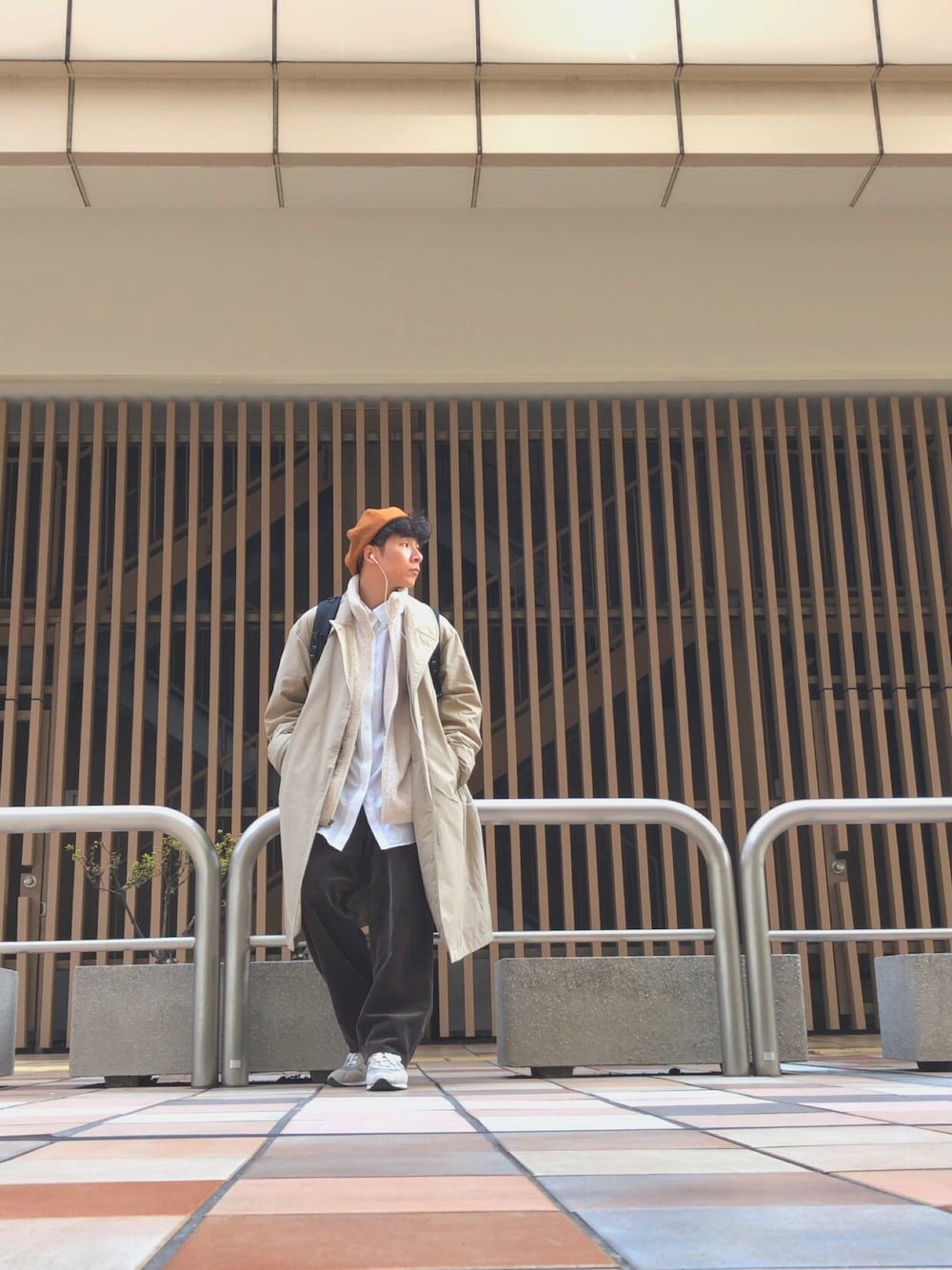 「ボアフリース、ユニクロ、ワイドパンツ、ビックシルエット、ベレー帽、冬、ロングコート、MONKEY TIME」｜「CA4LAのアイテム（ハンチング/ベレー帽、オレンジ系）」を使った、tamusonさん（メンズ・171cm）の冬コーディネートの1枚目の写真