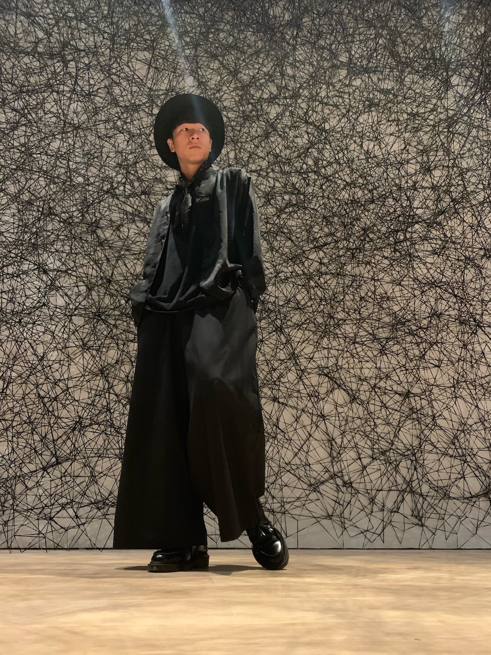 「ブラックコーデ、ハット、Dr.Martens、カンフーシャツ、チャイナシャツ、スカーフ、おしゃれさんと繋がりたい、ワイドパンツ」｜「CA4LAのMT.NISHINOMIYA3（ハット、ブラック系）」を使った、tamusonさん（メンズ・171cm）の秋コーディネートの1枚目の写真