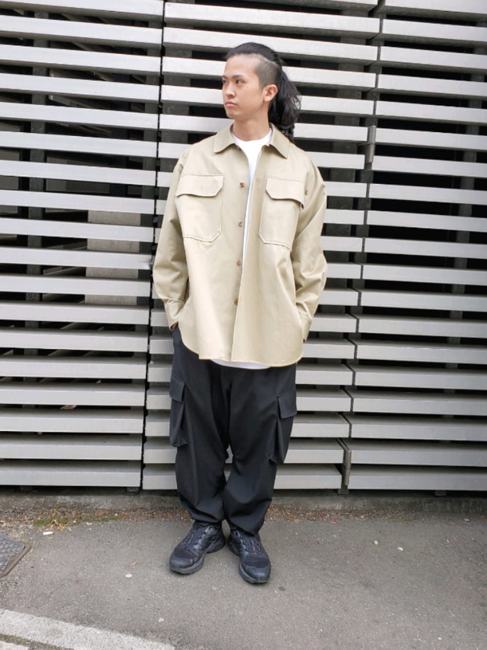 ベージュ系のシャツ/ブラウス、ブラック系のスニーカー、ホワイト系のTシャツ/カットソーを着用したメンズの春コーディネートの1枚目の写真
