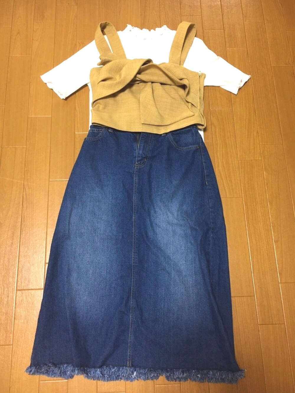 「デニム、ビスチェ、春、スカート」｜「Honeysのアイテム（デニムスカート、ブルー系）」を使った、まなさん（レディース・160cm）の春コーディネートの1枚目の写真