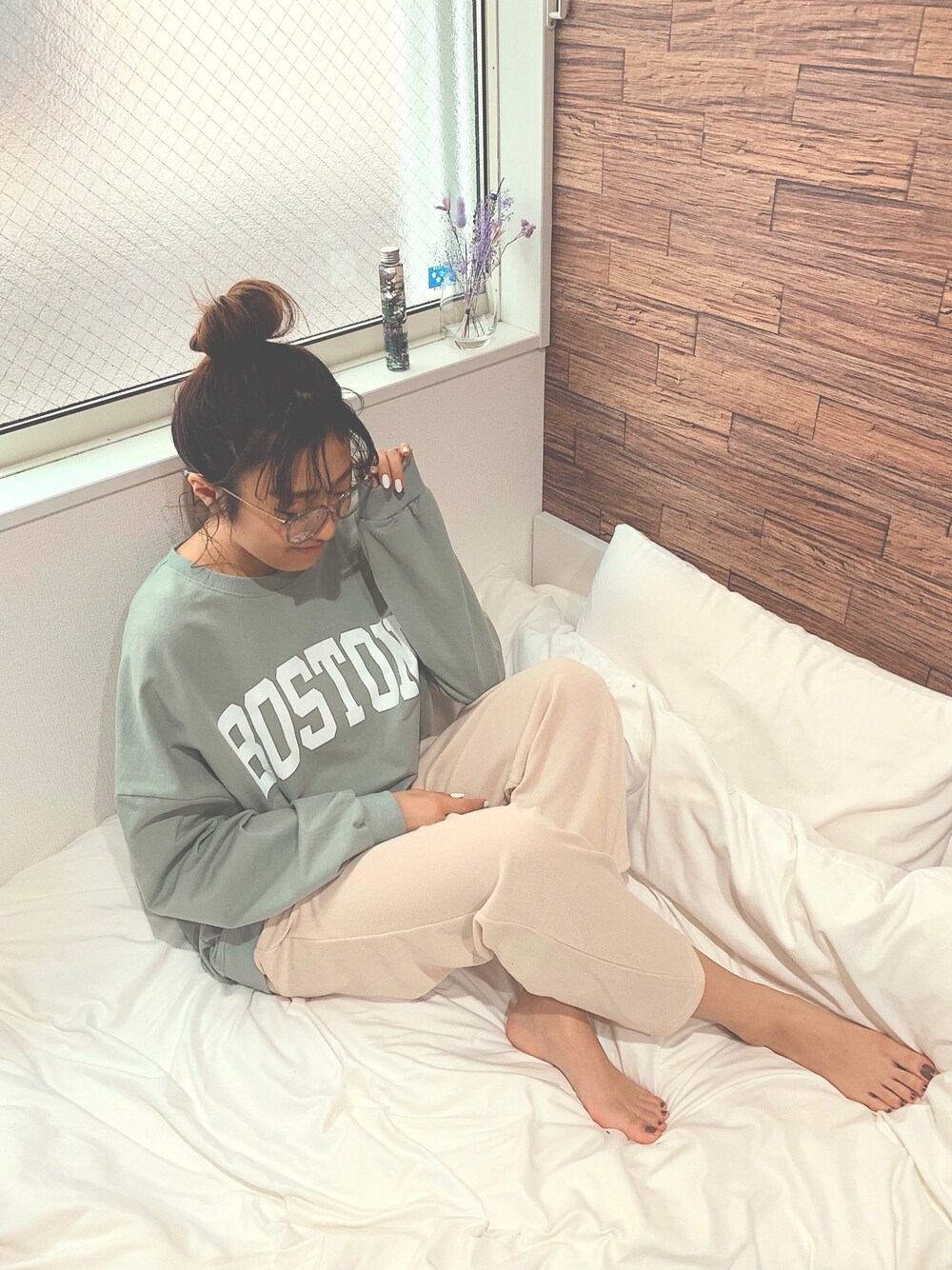 グリーン系のスウェット、ベージュ系のその他パンツ、グレー系のメガネを着用したレディースの春コーディネートの1枚目の写真