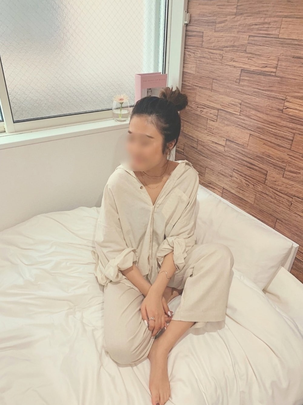 ベージュ系のシャツ/ブラウス、ホワイト系のその他パンツ、ゴールド系のネックレスを着用したレディースの春コーディネートの1枚目の写真