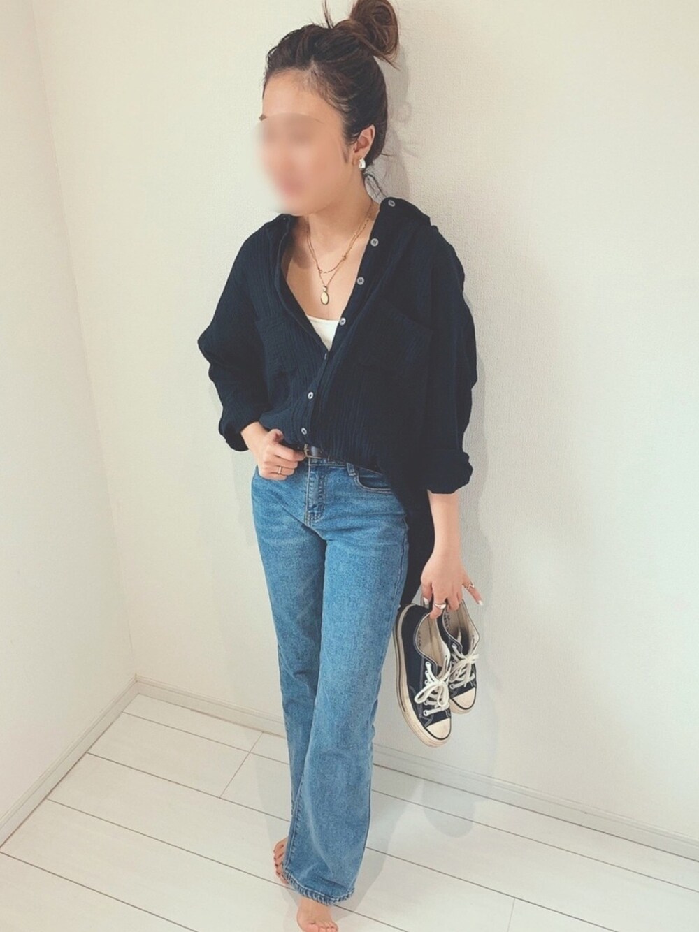 ブラック系のシャツ/ブラウス、ブルー系のデニムパンツ、ホワイト系のキャミソールを着用したレディースの春コーディネートの1枚目の写真