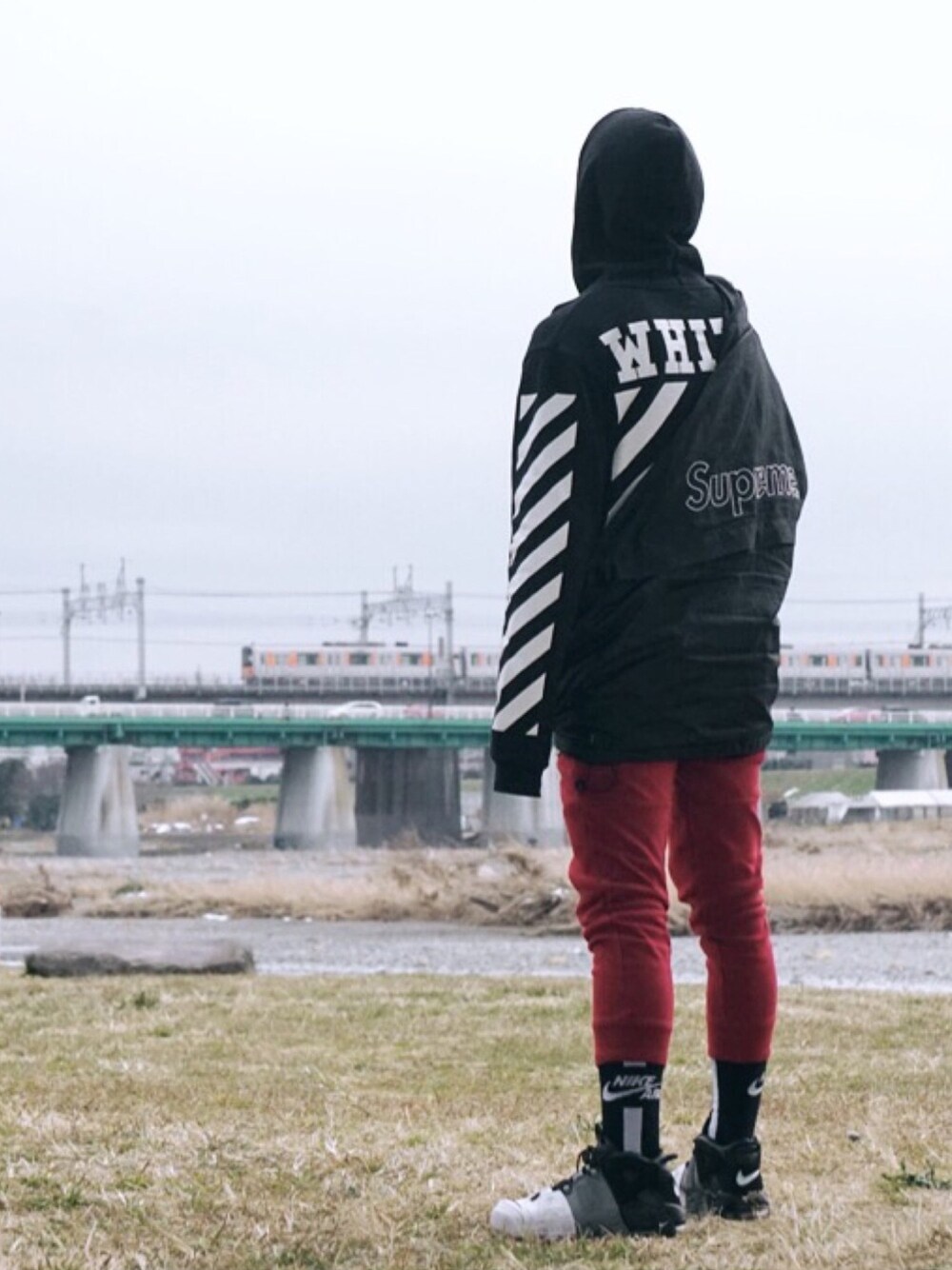「冬コーデ、お洒落さんとつながりたい、スニーカー、off white、supreme、モアテン、streetstyle、オフホワイト、ストリート系、黒」｜「off whiteのアイテム（パーカー、ブラック系）」を使った、ごうしさん（メンズ・177cm）の冬コーディネートの1枚目の写真