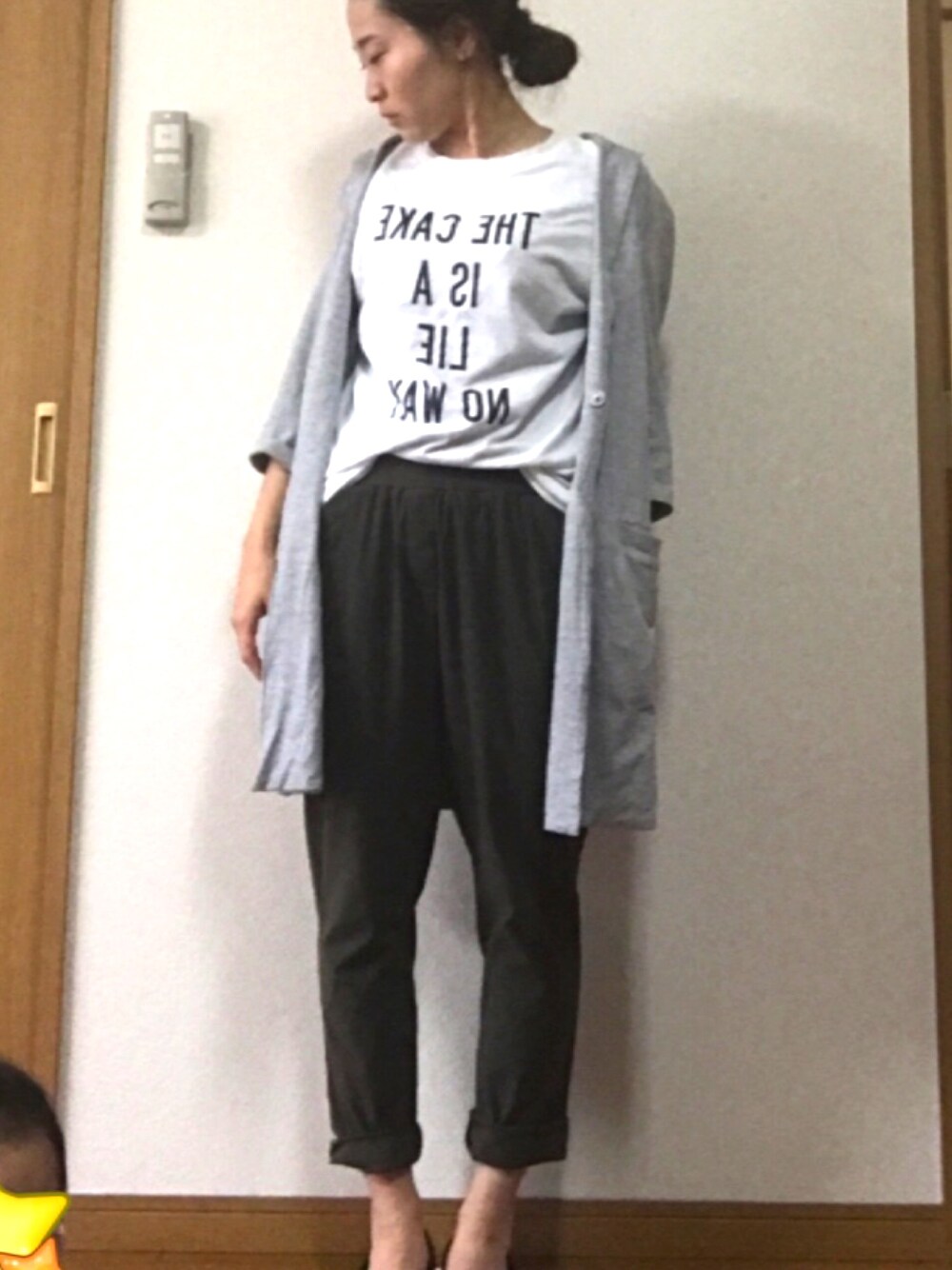 ホワイト系のTシャツ/カットソー、グレー系のその他アウター、グリーン系のカーゴパンツを着用したレディースの夏コーディネートの1枚目の写真