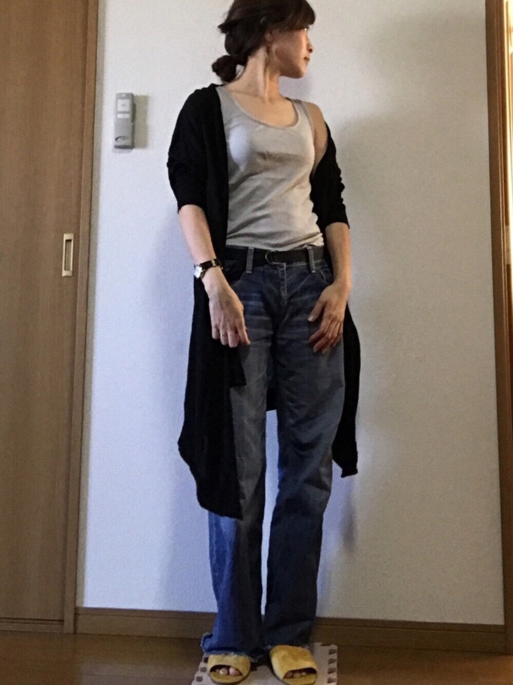 ブルー系のデニムパンツ、イエロー系のサンダル、グレー系のTシャツ/カットソーを着用したレディースの夏コーディネートの1枚目の写真