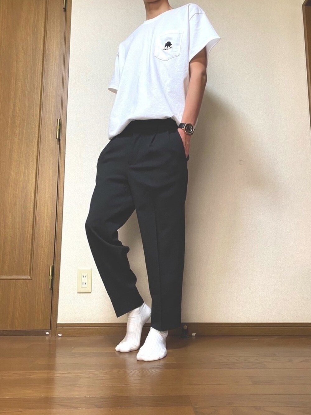 ブラック系のセットアップ、ホワイト系のTシャツ/カットソー、ホワイト系のソックス/靴下を着用したメンズの春コーディネートの1枚目の写真