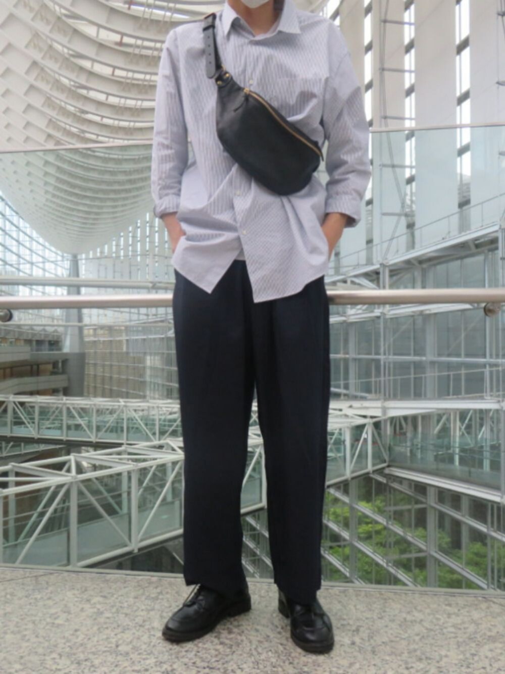 ブラック系のドレスシューズ、ブルー系のシャツ/ブラウス、ブルー系のスラックスを着用したメンズの春コーディネートの1枚目の写真