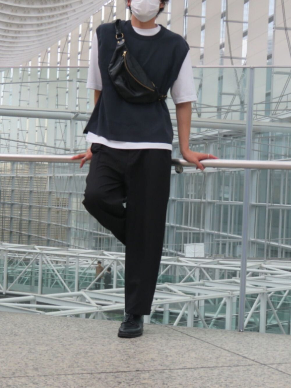 ブラック系のドレスシューズ、ブラック系のその他パンツ、ホワイト系のTシャツ/カットソーを着用したメンズの春コーディネートの1枚目の写真