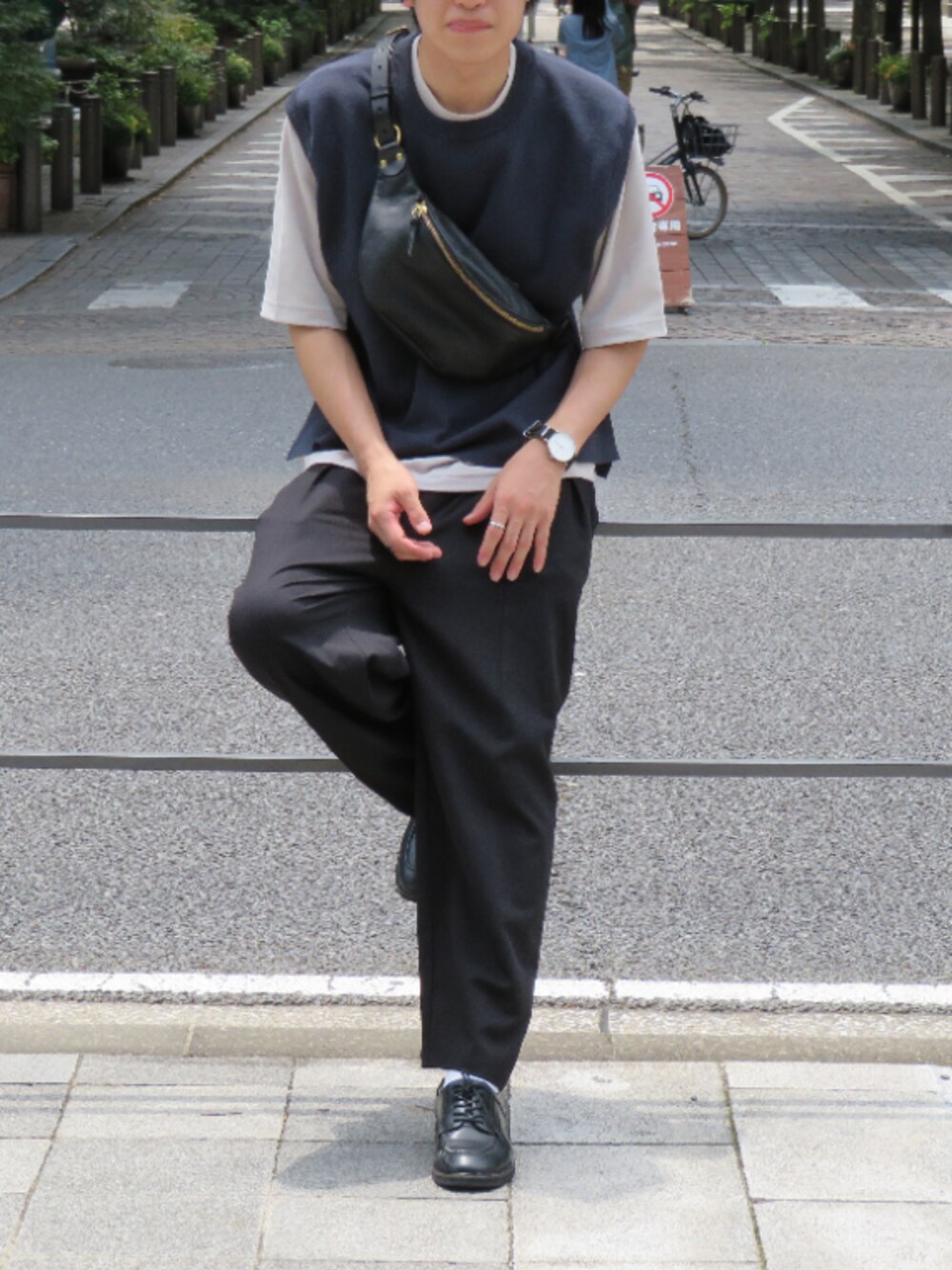 ブラック系のドレスシューズ、ブラック系のその他パンツ、グレー系のベストを着用したメンズの夏コーディネートの1枚目の写真
