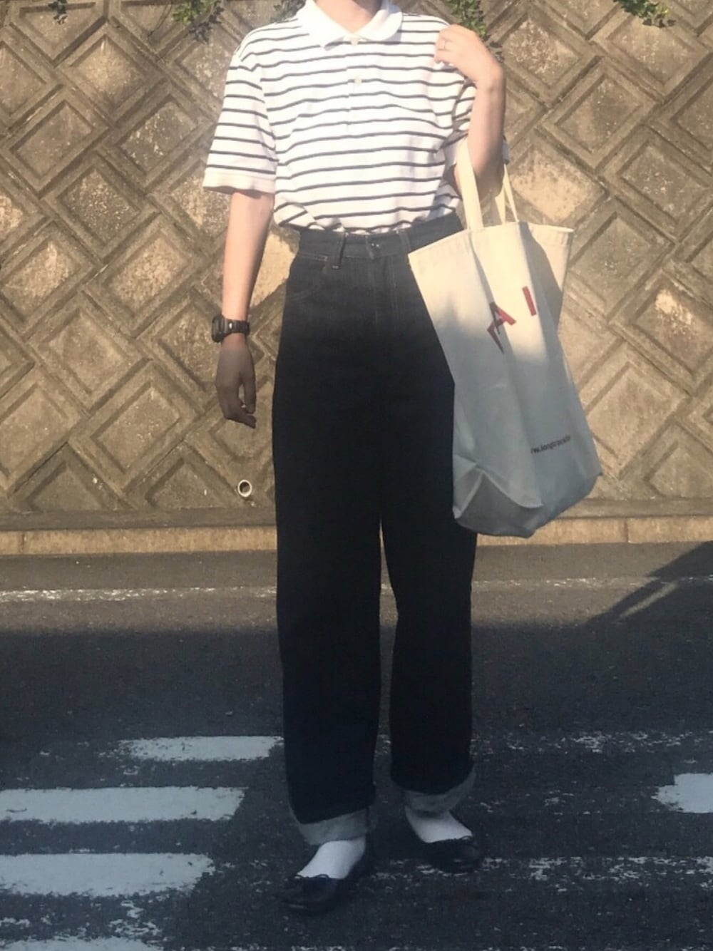 「メンズライク、おしゃれさんと繋がりたい、ワイドパンツ、UNIQLO、カーブパンツ、エルエルビーン、LL.Bean、パンプス、カジュアル、トートバッグ」｜「L.L.Beanのアイテム（ポロシャツ、ホワイト系）」を使った、mikaさん（レディース・159cm）の夏コーディネートの1枚目の写真